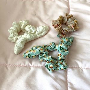 cute urban outfitters scrunchie set
